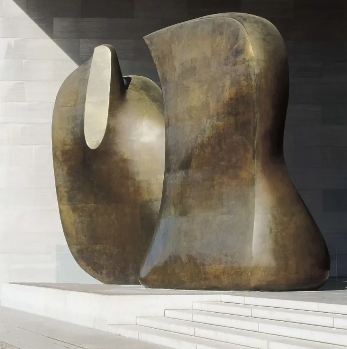 Framed Print : MOORE, Henry (1898-1986). Knife edge mirror two piece. 1976-1978. Sculpture on bronze. UNITED STATES OF AMERICA. Washington. National Gallery of Art