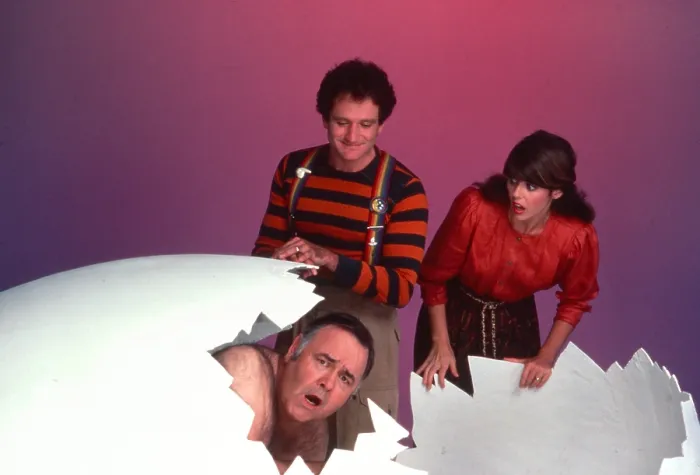 Framed Print : MORK & MINDY, from left: Jonathan Winters, Robin Williams, Pam Dawber, 1978-82