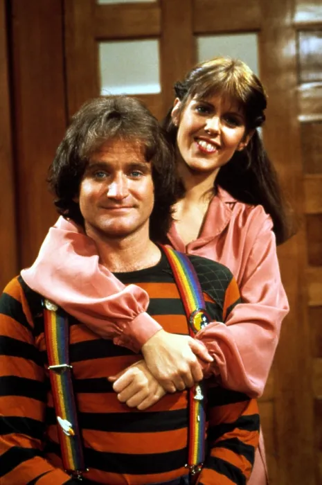 Framed Print : MORK & MINDY, Robin Williams, Pam Dawber, 1978-1982 Framed Print : MORK & MINDY, Robin Williams, Pam Dawber, 1978-1982