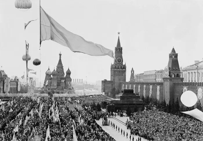 Framed Print : Moscow Celebration of May Day, 1960. Demonstrating Workers fill Red Square before Lenin's Tomb and the Kremlin Wall. (BSLOC_2015_14_3)