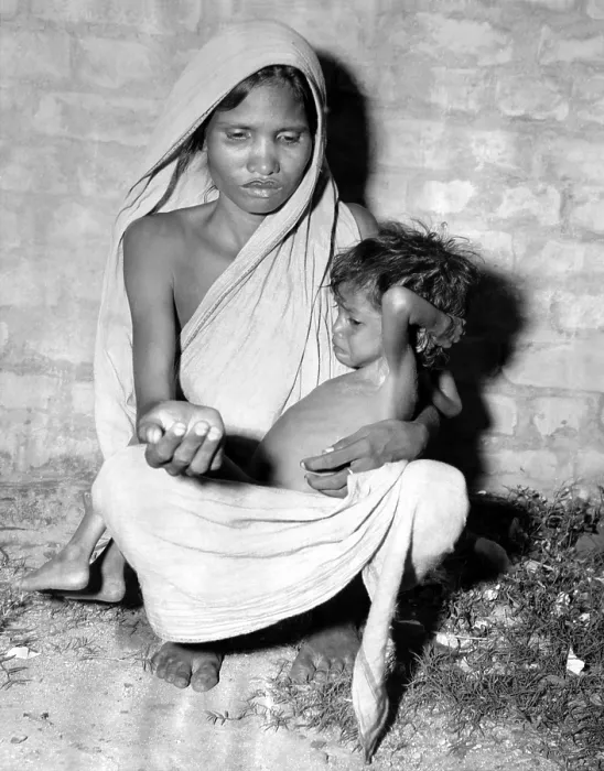 Framed Print : Mother of a starving child begs for help in Calcutta in October 1943. (CSU_ALPHA_1464) CSU Archives / Everett Collection Framed Print : Mother of a starving child begs for help in Calcutta in October 1943. (CSU_ALPHA_1464) CSU Archives / Everett Collection