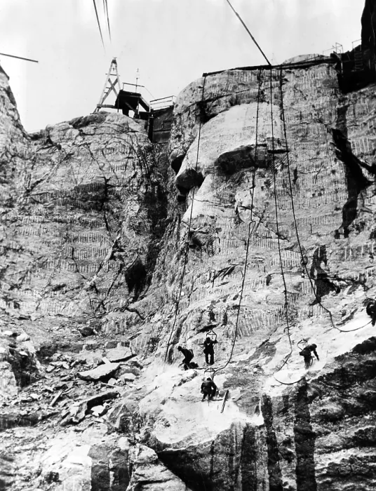 Framed Print : MOUNT RUSHMORE, workers resume work on Abraham Lincoln's chin after breaking for winter, South Dakota, Black Hills, May, 5, 1937. Courtesy: CSU Archives / Everett Collection Framed Print : MOUNT RUSHMORE, workers resume work on Abraham Lincoln's chin after breaking for winter, South Dakota, Black Hills, May, 5, 1937. Courtesy: CSU Archives / Everett Collection