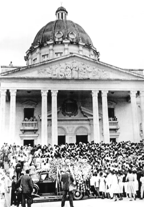 Framed Print : Mourners for assassinated dictator, Rafael Trujillo, at the Presidential Palace, Ciudad Trujillo. June 1961