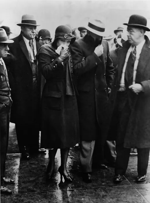 Framed Print : Mr. and Mrs. Vincent Coll, hiding their faces from photographers as they leave court after Coll was acquitted of the murder of five year old, Michael Vengalli. December 1931