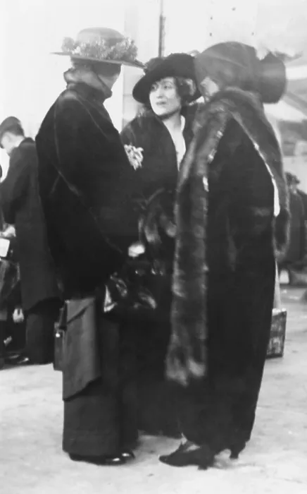 Framed Print : Mrs. Ava Willing Astor (center) arriving on the ocean liner, Imperator, March 19, 1914