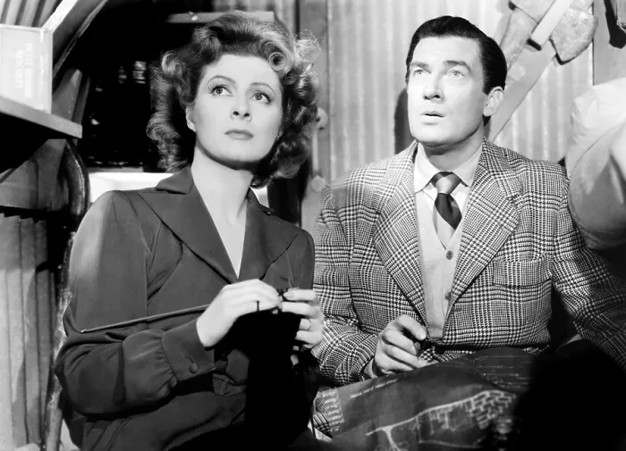 Framed Print : MRS. MINIVER, Greer Garson, Walter Pidgeon, 1942 Framed Print : MRS. MINIVER, Greer Garson, Walter Pidgeon, 1942