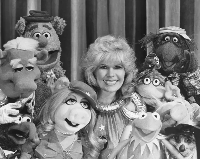 Framed Print : THE MUPPET SHOW, Loretta Swit (center) with the Muppets, clockwise, left: Miss Piggy, Gonzo, Link Hogthrob, Fozzie Bear; clockwise, right: Kermit the Frog, Scooter, (Season 5)