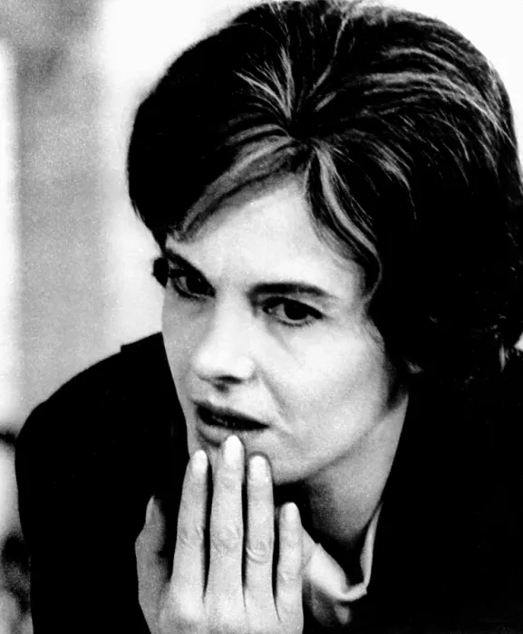 Framed Print : MURIEL, Delphine Seyrig, 1963