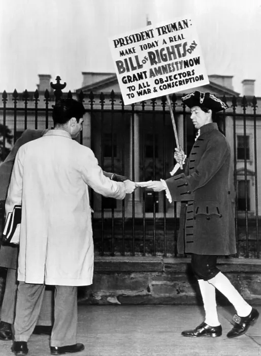 Framed Print : Nathan Horowitz pickets the White House for the Committee for Amnesty of War Objectors