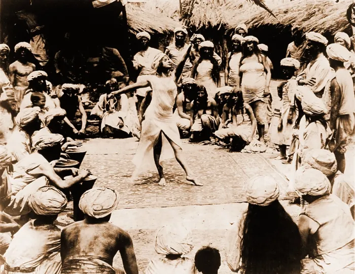 Framed Print : Nautch girl, a young Indian dancing on rug with Hindu men and women watching. India, 1914