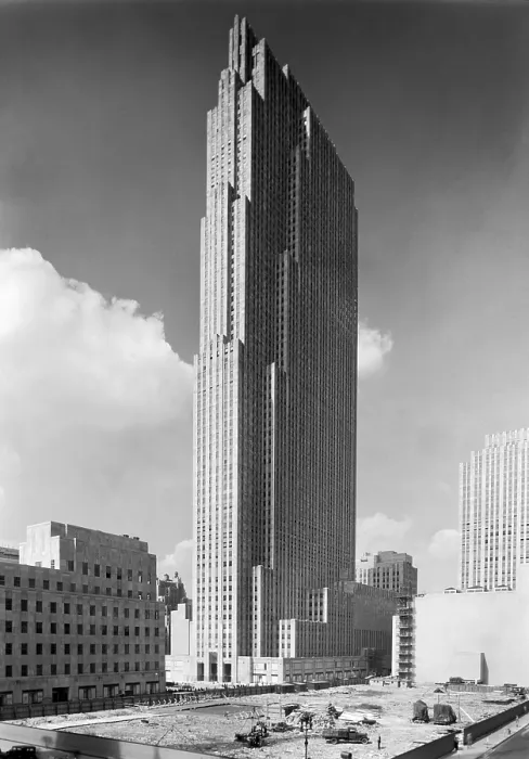 Framed Print : The new RCA Building in Rockefeller Center on Sept. 1, 1933. The adjacent lots await construction Framed Print : The new RCA Building in Rockefeller Center on Sept. 1, 1933. The adjacent lots await construction