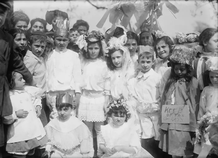 Framed Print : New York City, children on May Day in Central Park, some wear crowns and flowers, May 1, 1908