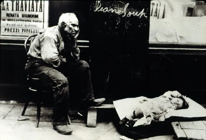 Framed Print : NEW YORK CITY, an immigrant and his baby on the streets of the Lower East Side in 1907 Framed Print : NEW YORK CITY, an immigrant and his baby on the streets of the Lower East Side in 1907