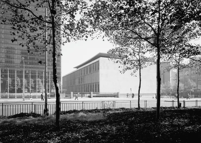 Framed Print : New York City, United Nations Headquarters, United Nations Plaza. SECRETARIAT BUILDING (DETAIL LEFT) AND DAG HAMMARSKJOLD LIBRARY (RIGHT). September, 1966 Framed Print : New York City, United Nations Headquarters, United Nations Plaza. SECRETARIAT BUILDING (DETAIL LEFT) AND DAG HAMMARSKJOLD LIBRARY (RIGHT). September, 1966