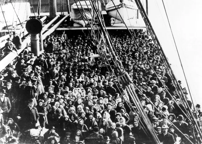 Framed Print : NEW YORK: Immigrants on an Atlantic liner approach the golden door to the new world at Ellis Island in 1906.. Courtesy: CSU Archives  /  Everett Collection