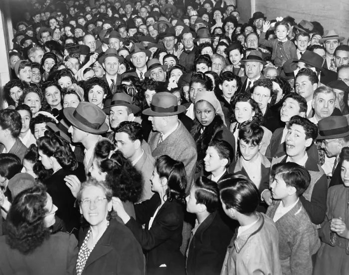 Framed Print : New Yorkers line up by the thousands waiting to be vaccinated at the Department of Health during a smallpox scare in April 1947 Framed Print : New Yorkers line up by the thousands waiting to be vaccinated at the Department of Health during a smallpox scare in April 1947