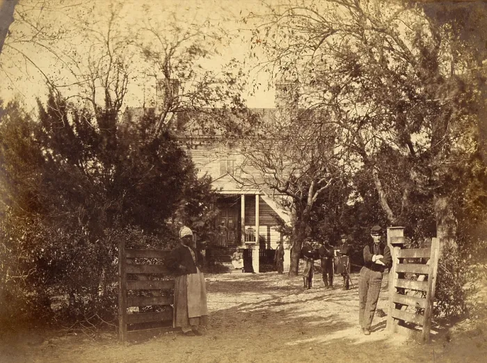 Framed Print : A newly liberated female slave and Union soldiers stand in at the entrance to the captured plantation of the General Thomas F. Drayton, Hilton Head Island, South Carolina