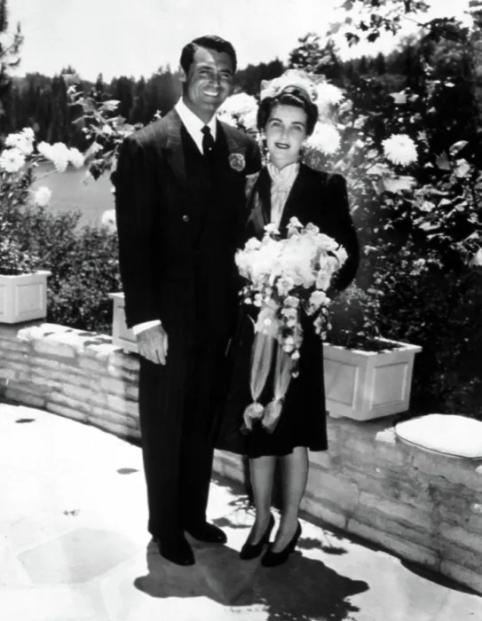 Framed Print : Newlyweds CARY GRANT and BARABARA HUTTON happily pose for the cameras, 1942. Courtesy: CSU Archives  /  Everett Collection