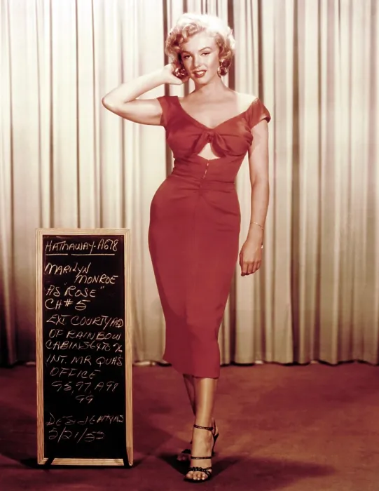Framed Print : NIAGARA, Marilyn Monroe, modeling a dress by Dorothy Jeakins, May 21, 1952, TM and Copyright 20th Century-Fox Film Corp. All Rights Reserved / courtesy Everett Collection Framed Print : NIAGARA, Marilyn Monroe, modeling a dress by Dorothy Jeakins, May 21, 1952, TM and Copyright 20th Century-Fox Film Corp. All Rights Reserved / courtesy Everett Collection