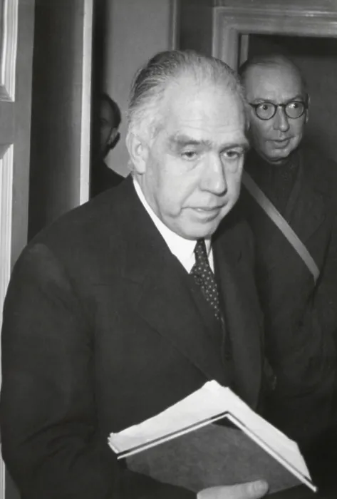 Framed Print : Niels Bohr, Danish nuclear physicist who escaped Nazi imprisonment in 1943. Ca. 1945. - (BSLOC_2014_17_24) Framed Print : Niels Bohr, Danish nuclear physicist who escaped Nazi imprisonment in 1943. Ca. 1945. - (BSLOC_2014_17_24)