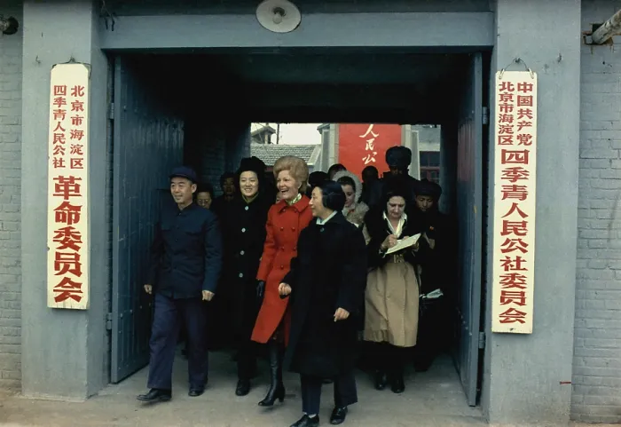 Framed Print : Nixon in China. Pat Nixon visiting the Evergreen People's Commune on the west edge of Beijing. Feb. 23 1972