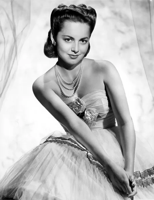 Framed Print : OLIVIA DE HAVILLAND, 1946 Framed Print : OLIVIA DE HAVILLAND, 1946
