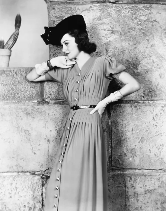 Framed Print : Olivia de Havilland, in a blue dress with wooden buttons and navy straw hat, 1939