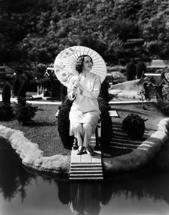 Framed Print : Olivia de Havilland, in a Chinese garden, ca. 1936 Framed Print : Olivia de Havilland, in a Chinese garden, ca. 1936