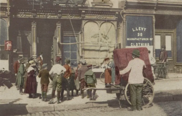 Framed Print : An organ grinder in the Italian quarter of New York City, 1902. Many New York Italian immigrants became street performers to support their families (BSLOC_2018_1_76) Framed Print : An organ grinder in the Italian quarter of New York City, 1902. Many New York Italian immigrants became street performers to support their families (BSLOC_2018_1_76)