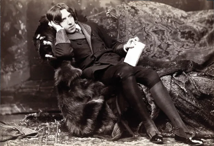Framed Print : Oscar Wilde, (1854-1900) Irish literary genuis, in flamboyant costume. 1882 studio portait by Napoleon Sarony Framed Print : Oscar Wilde, (1854-1900) Irish literary genuis, in flamboyant costume. 1882 studio portait by Napoleon Sarony