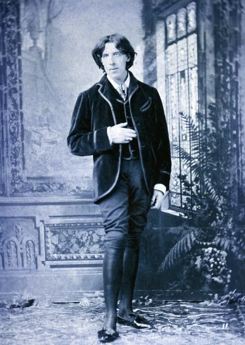 Framed Print : Oscar Wilde, (1854-1900) Irish literary genuis, in flamboyant costume. 1882 studio portait by Napoleon Sarony Framed Print : Oscar Wilde, (1854-1900) Irish literary genuis, in flamboyant costume. 1882 studio portait by Napoleon Sarony