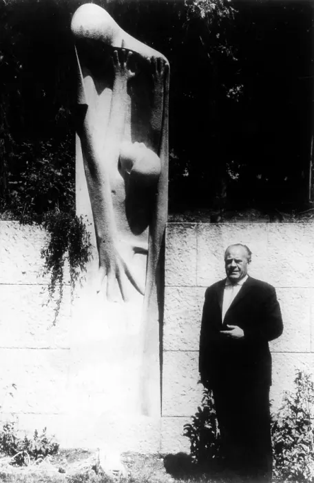 Framed Print : Oskar Schindler at Holocaust Memorial, Frankfurt, Germany, 1962. Courtesy: CSU Archives / Everett Collection Framed Print : Oskar Schindler at Holocaust Memorial, Frankfurt, Germany, 1962. Courtesy: CSU Archives / Everett Collection