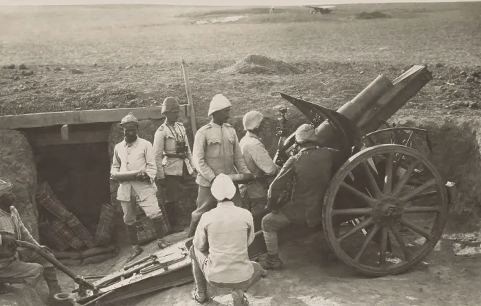 Framed Print : Ottoman artillery at Hareira in 1917 to defend against the British advance into southern Palestine