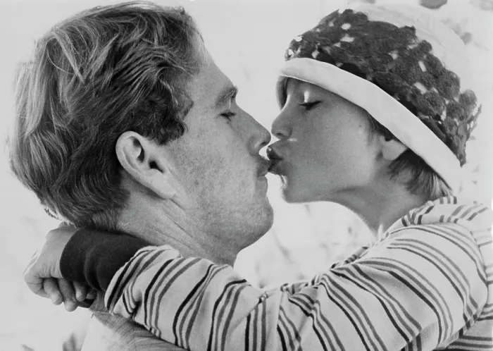 Framed Print : PAPER MOON, Ryan O'Neal, Tatum O'Neal, 1973