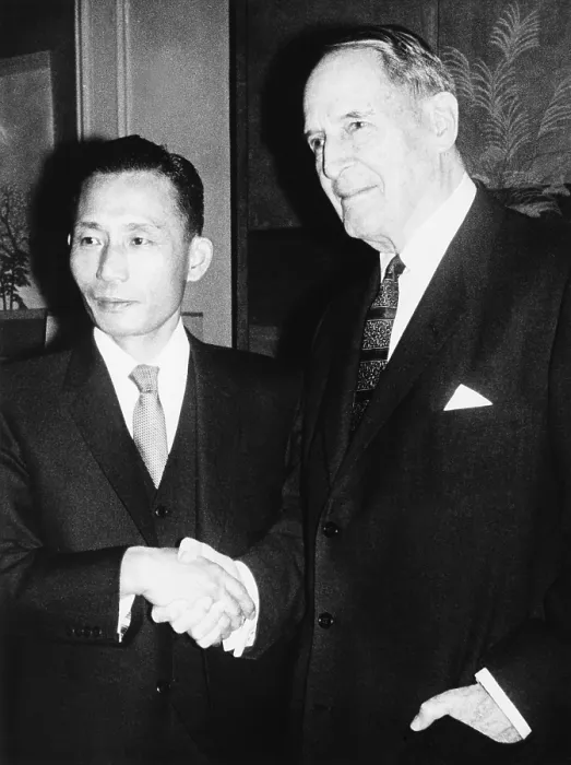 Framed Print : Park Chung-hee and retired General Douglas MacArthur shake hands. They met at MacArthur's Waldorf Astoria tower apartment in New York City, Nov. 18, 1961