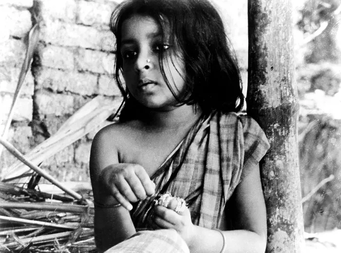 Framed Print : PATHER PANCHALI, Runki Banerjee as young Durga, 1955