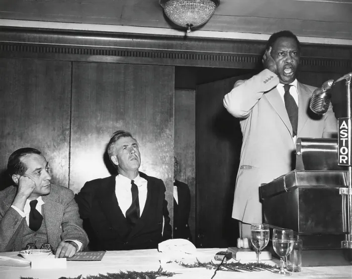 Framed Print : Paul Robeson sings at a testimonial dinner organized by former Vice President Henry Wallace. At left are Congressman Vito Marcantonio and Wallace. Sept. 13, 1949