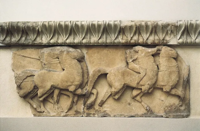 Framed Print : Pediment and frieze from the treasury of the Siphnians. ca. 525 BC. Detail of the frieze. Scene of the war between Greek and Trojan. Archaic Greek art. Relief on marble. GREECE