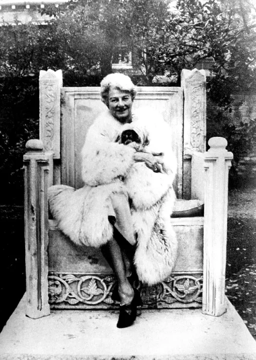 Framed Print : Peggy Guggenheim on her marble chair in the garden of her palazzo in Venice, 1978.Courtesy: CSU Archives / Everett Collection