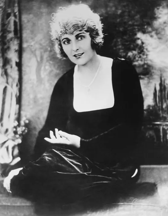 Framed Print : THE PERILS OF PAULINE, Pearl White, 1914 Framed Print : THE PERILS OF PAULINE, Pearl White, 1914