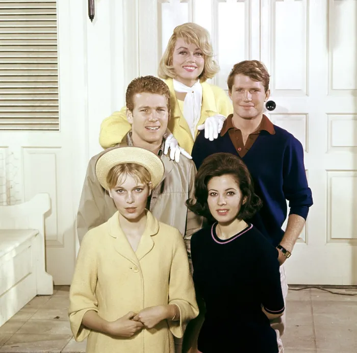 Framed Print : PEYTON PLACE, (clockwise from top): Dorothy Malone, Christopher Connolly, Barbara Parkins, Mia Farrow, Ryan O'Neal, 1964-69