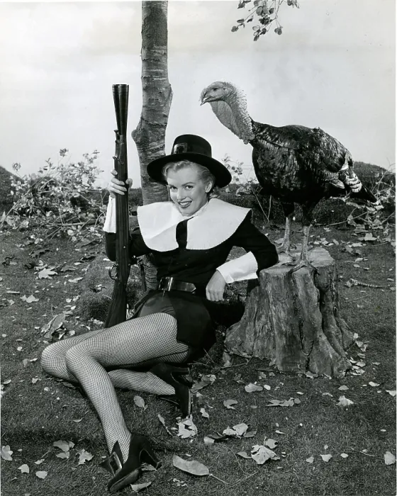 Framed Print : Pilgrim Marilyn Monroe and her turkey wish their fans a Happy Thanksgiving, 1950. - Photo: Courtesy Everett Collection Framed Print : Pilgrim Marilyn Monroe and her turkey wish their fans a Happy Thanksgiving, 1950. - Photo: Courtesy Everett Collection