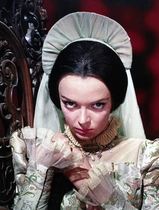 Framed Print : THE PIT AND THE PENDULUM, Barbara Steele, 1961 Framed Print : THE PIT AND THE PENDULUM, Barbara Steele, 1961