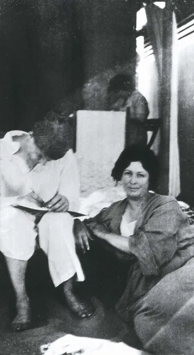 Framed Print : The poet Sergei Esenin and his wife the dancer Isadora Duncan (1922). AISA / Everett Collection**US SALES ONLY** Framed Print : The poet Sergei Esenin and his wife the dancer Isadora Duncan (1922). AISA / Everett Collection**US SALES ONLY**