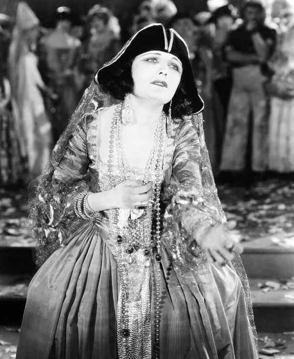 Framed Print : Pola Negri, 1923 Framed Print : Pola Negri, 1923