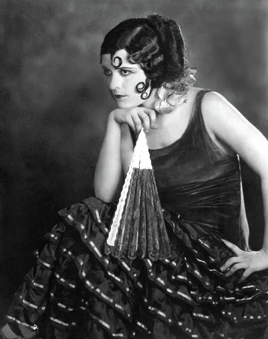 Framed Print : Pola Negri, 1924 Framed Print : Pola Negri, 1924