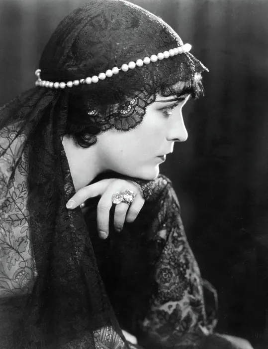 Framed Print : Pola Negri, 1927 Framed Print : Pola Negri, 1927