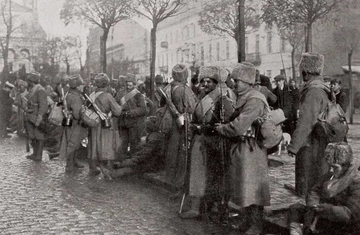 Framed Print : POLAND. Warsaw. The first World war. Oriental front (1914). Russian soldierscombatants of the Vistula belonging to the regiments of Siberiain the streets of Warsaw