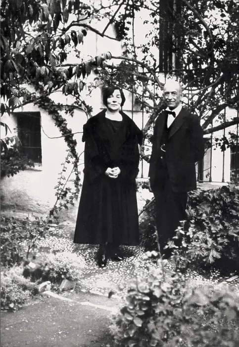 Framed Print : The Polish harpsichordist Wanda Landowska and the Spanish composer Manuel de Falla in Granada. AISA / Everett Collection**US SALES ONLY** Framed Print : The Polish harpsichordist Wanda Landowska and the Spanish composer Manuel de Falla in Granada. AISA / Everett Collection**US SALES ONLY**