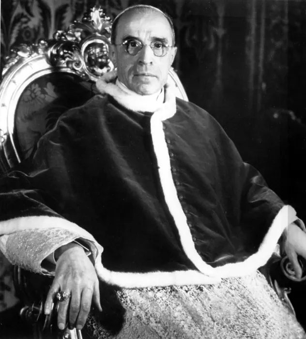 Framed Print : POPE PIUS XII, 1950. Wearing white & purple woolen cloak for audiences during winter months.. Courtesy: CSU Archives / Everett Collection Framed Print : POPE PIUS XII, 1950. Wearing white & purple woolen cloak for audiences during winter months.. Courtesy: CSU Archives / Everett Collection